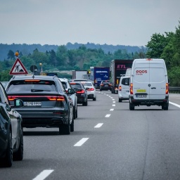 Stau und Tempolimit auf deutscher Autobahn wegen Baustelle