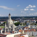 Blick vom Rathausturm auf den Altmarkt mit der Frauenkirche.