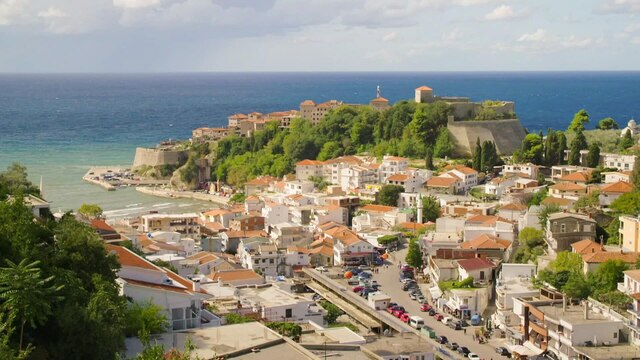 Blick auf die Mauern einer alten Stadt am Meer.