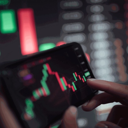 Gesichtsloser Crop-Broker mit Mobiltelefon, während er während des Handels mit Finanzdiagrammen arbeitet