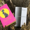 Zwei Bücher liegen im Gras.