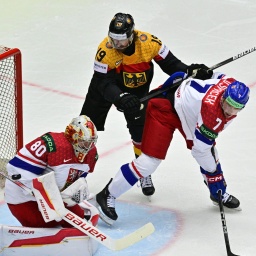 Deutschlands Wojciech Stachowiak kämpft um den Puck mit Tschechiens David Spacek und Torwart Daniel Vladar