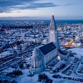 Blick auf das winterliche Reykjavik (Foto: imago images / Cavan Images)