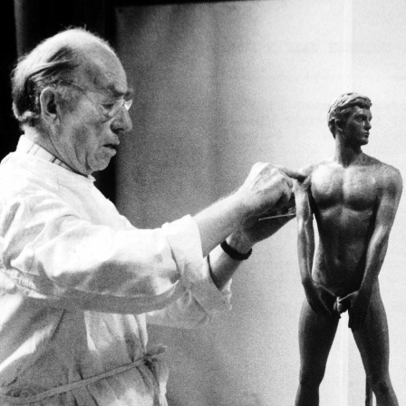 Arno Breker hat Walter Kush als Modemodell ausgewählt 1976
