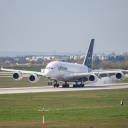 Ein Flugzeug landet.