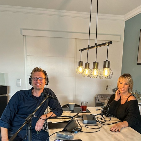 Musikredakteur Tobias Kluge bei Annemarie Eilfeld zuhause zur Produktion seines Podcasts &quot;Kluges Proberaum&quot;