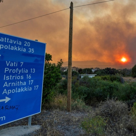 Ein Verkehrsschild auf der griechischen Insel Rhodos weist auf den Ort Vati hin, wo es seit mehreren Tagen brennt.