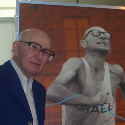Ladany vor seinem Poster von den Olympischen Spielen 1972 in München, an denen er als Geher teilnahm.