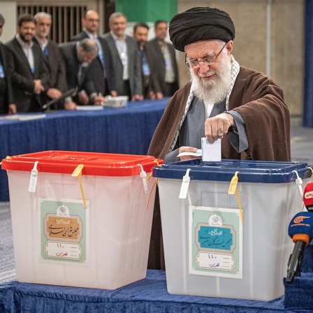 Irans Religionsführer Ajatollah Chamenei gibt seine Stimmen bei den Parlamentswahlen und den Wahlen für den Expertenrat ab.