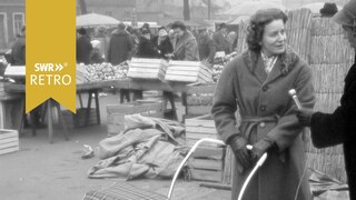 Ein Frau wird auf einem Markt interviewt
