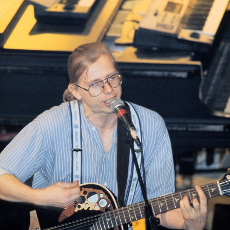 Der Liedermacher Gerhard Gundermann mit Band bei einem Auftritt ""Gewalt ohne mich" am 30.10.1992 in Berlin