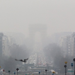 Das Wahrzeichen Arc de Triomphe in Paris ist in Nebel gehüllt.