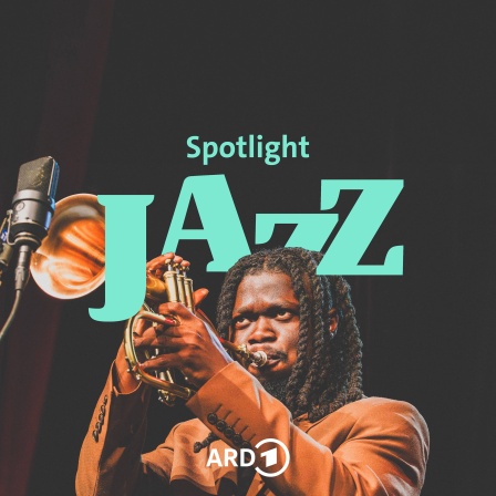 Der Trompeter Peter Somuah vor mintgrünem Schriftzug 'Jazz – Spotlight'.