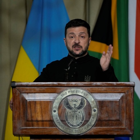 Der ukrainische Präsident Wolodymyr Selenskyj spricht auf einer Pressekonferenz in den Union Buildings.