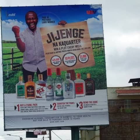 An Hauptstraßen überall in Kenia werben riesige Plakattafeln aggressiv für Alkoholkonsum - auch mit Gewinnspielen