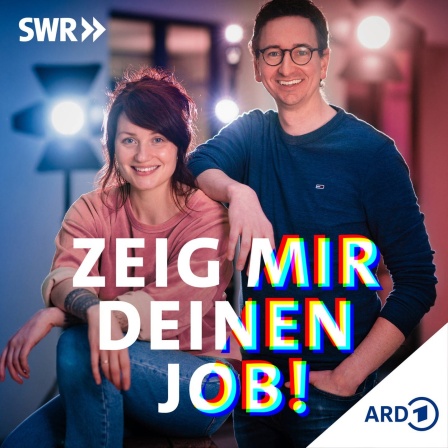 Die SWR-Moderatoren Katha Jansen und Alexander Winkler moderieren den Berufe-Podcast &#034;Zeig mir Deinen Job!&#034;.