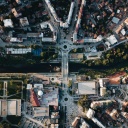 Luftaufnahme der Brücke in Mitrovica, die den Norden vom Süden trennt.