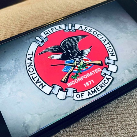 Das Logo der National Rifle Association of America (NRA) auf einem Smartphone-Bildschirm (Bild: picture alliance / STRF/STAR MAX)