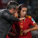 Der spanische National-Trainer Jorge Vilda mit Aitana Bonmati im Austausch