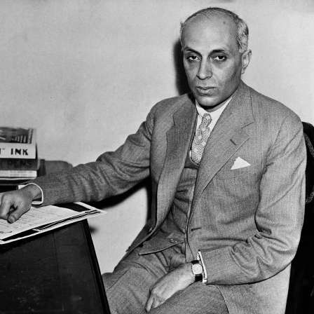 Pandit Jawaharlal Nehru 1936 in seinem Büro.