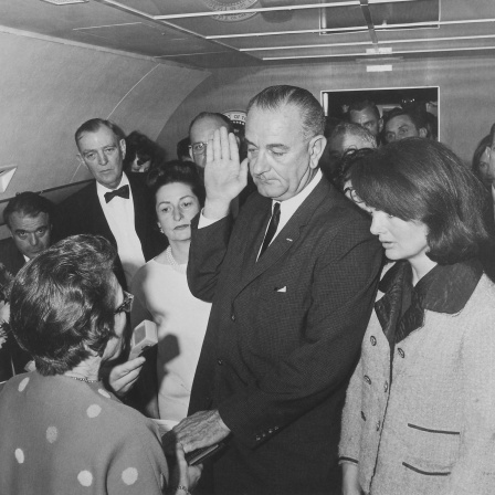 Vizepräsident Lyndon B. Johnson wird am 22. November 1963 - noch am Tag der Ermordung John F. Kennedys - an Bord der &#034;Air Force One&#034; vereidigt. Rechts im Bild Kennedys Witwe Jackie. (Foto digital restauriert)