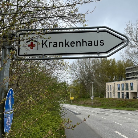 Ein Krankenhaus-Schild neben der Klinik in Eckernförde.