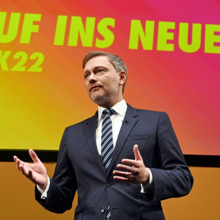 Christian Lindner, Bundesvorsitzender der FDP und Bundesfinanzminister, spricht im Opernhaus beim Dreikönigstreffen der Freien Demokraten.