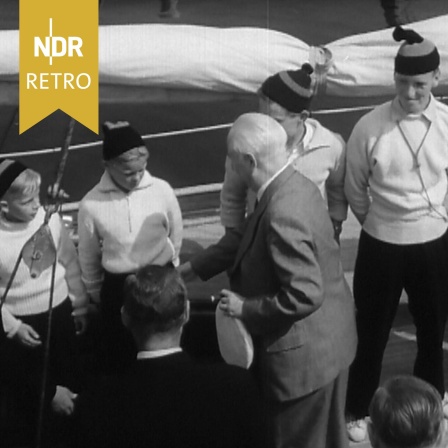 Bundespräsident Theodor Heuss nahm auf der Yacht "Zukunft" an der Eröffnungsregatta auf der Kieler Förde teil, 1954.