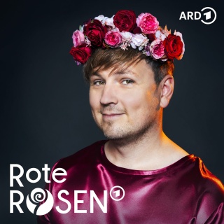 Rote Rosen: Martin Tietjen mit einem Kranz roter Rosen auf dem Kopf