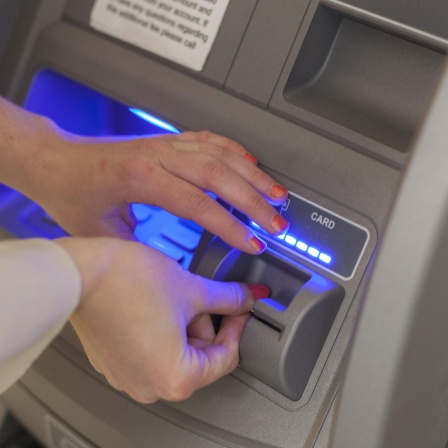 Eine blinde Frau am EC-Automat. Symbolbild: Digitalisierung und blinde Menschen