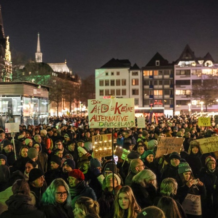 Demonstranten stehen auf dem Heumarkt in Köln. Zahlreiche Menschen sind zu einer Demonstration des "Bündnisses gegen Rassismus" in Köln zusammengekommen .