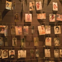 Fotos von Opfern des Völkermords im National Genocide Museum in Kigali, Ruanda. Sie sind mit Klammern an Leinen befestigt.