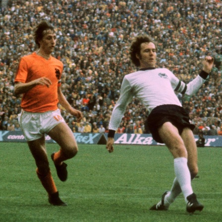 Der deutsche Fußballer Franz Beckenbauer (rechts) und der Niederländer Johan Cruyff im Finale der Fußball-WM 1974 in München