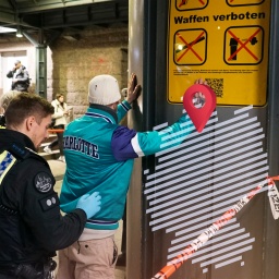 Erneute Waffenverbots Kontrolle der Bundes- und Landespolizei am Hamburger Hauptbahnhof.