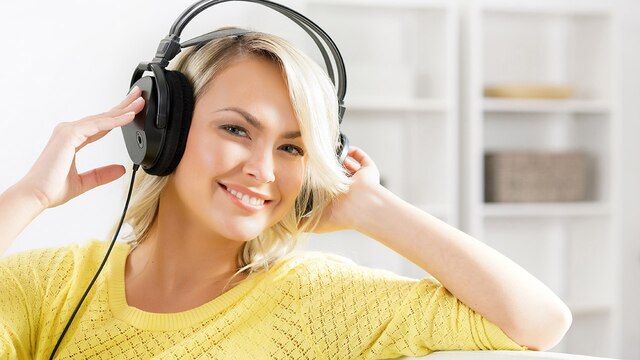 Eine Frau hört Musik mit Kopfhörern (Foto: colourbox)