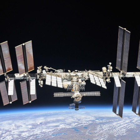 Total-Ansicht der Internationalen Raumstation im Orbit