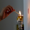 Eine Frau zündet Shabbat-Kerzen an.