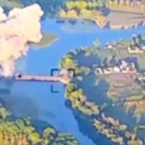 In diesem von den ukrainischen Streitkräftenam 18.08.2024 veröffentlichten Bild ist die Zerstörung einer wichtigen Brücke in der russischen Region Kursk zu sehen.