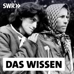 Zwei überlebende Frauen im KZ Bergen-Belsen nach der Befreiuung im April 1945 durch britische und kanadische Truppen: Der Zweite Weltkrieg war am 8. Mai 1945 zwar zu Ende, doch das traumatische Erleben des Holocaust, von Flucht und Vertreibung, Bombardierung und Hungersnot prägte die Menschen. Vor allem das Verstummen der Erwachsenen führt bis heute dazu, dass manche Kinder und Enkelkinder, die den Schmerz der Vorfahren nicht kennen, selbst belastet sind.