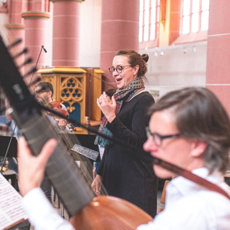 Miriam Feuersinger, Katharina Heutjer, Simon Linné und Simon Reichert bei der Aufnahme zu #zusammenspielen in der Stiftskirche in Neustadt.