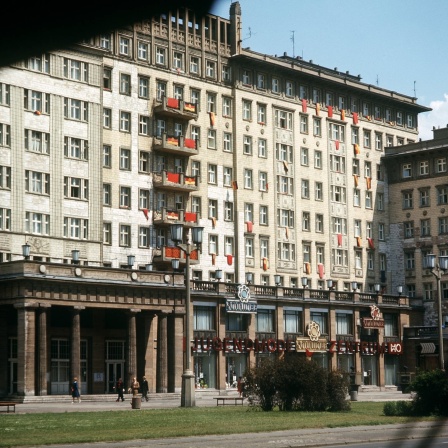 Gebäude in der Karl-Marx-Allee (ehemals Stalin-Allee) in Ost-Berlin