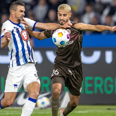 Berlins Smail Prevljak (l) kämpft mit Elias Saad vom FC St. Pauli um den Ball