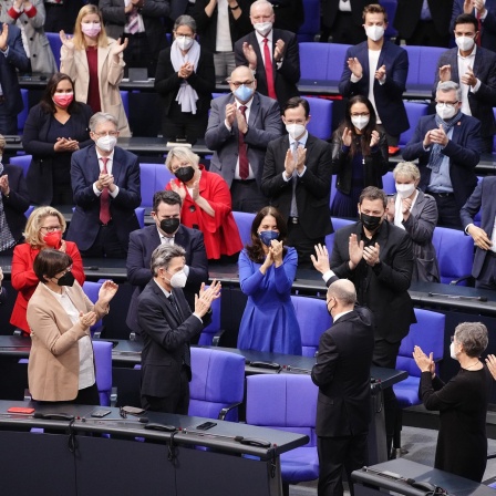 Die Abgeordneten gratulieren Olaf Scholz (M unten, SPD) nach seiner Wahl zum Bundeskanzler