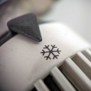 Ein Heizungsregler mit Thermostatventil steht auf Froststufe.