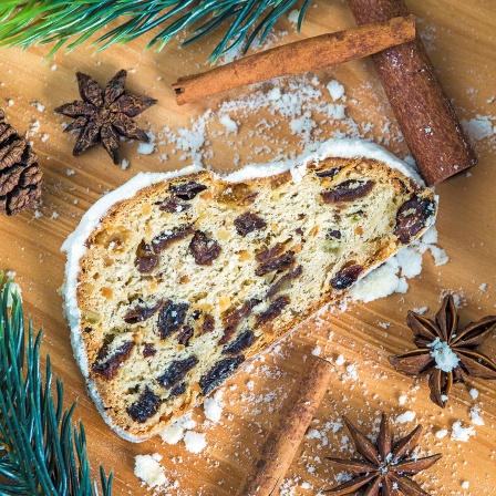 Traditioneller Stollen liegt angeschnitten auf dem Tisch