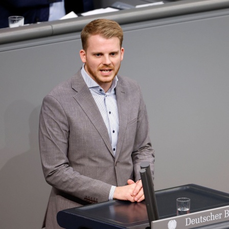 Tim Klüssendorf in bei einer Sitzung des Deutschen Bundestages im Reichstagsgebäude