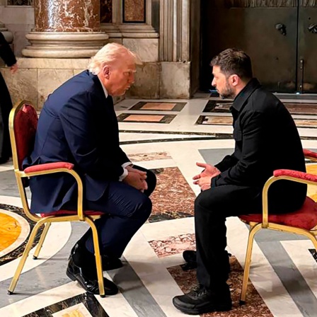 Der ukrainische Präsident Wolodymyr Selenskyj (r) und US-Präsident Donald Trump unterhalten sich bei der Beerdigung von Papst Franziskus im Vatikan.