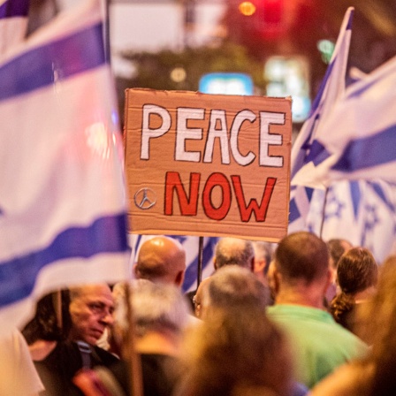 "Peace Now" steht auf einem Plakat bei einer Demonstration in Tel Aviv. (Archivfoto)