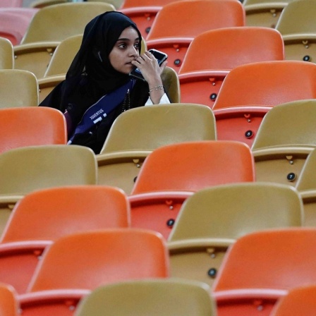 Italienischer Super Cup zwischen Juventus Turin und dem AC Mailand im "King Abdullah Sports City"-Stadion in Dschidda, Saudi-Arabien, am 16.01.201: Eine Frau sitzt auf der Tribüne.