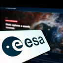 ESA-Logo mit Bildschirm im Hintergrund